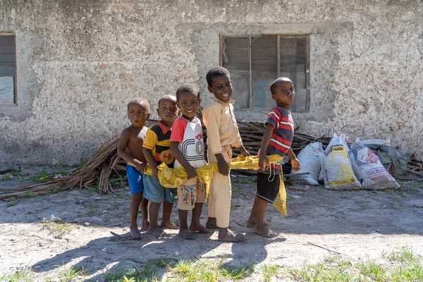 Zanzibar, Tanzanya - 12 Aralık 2019: Bilinmeyen Afrikalı genç mutlu çocuklar Zanzibar Adası, Tanzanya, Doğu Afrika 'da