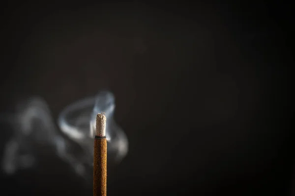 Asiatisk Rökelse Stick Brinnande Med Rök Närbild Makro Kopiera Utrymme — Stockfoto