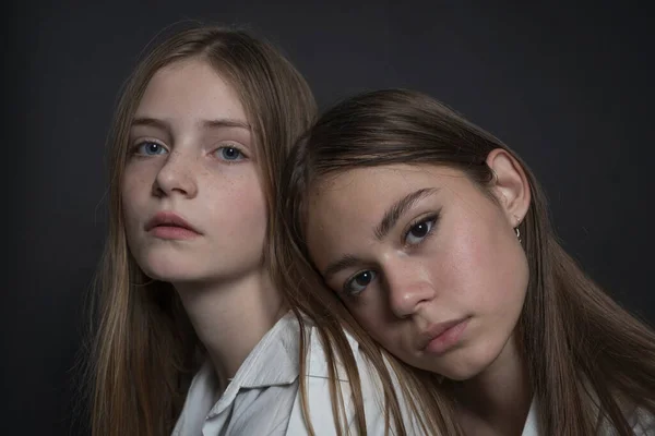 Retrato Duas Meninas Encantadoras Fundo Preto Dentro Casa Close — Fotografia de Stock