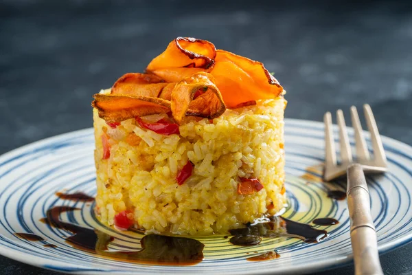 Arroz Hervido Con Pimientos Rojos Fritos Zanahorias Cebollas Cerca Fondo —  Fotos de Stock