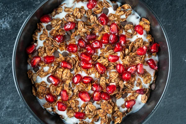 Granola Met Havermout Gedroogd Fruit Honing Rozijnen Chocolade Chips Noten — Stockfoto