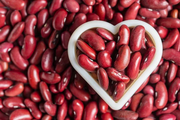 赤豆とハートの形をした模様の背景 クローズアップ トップビュー — ストック写真