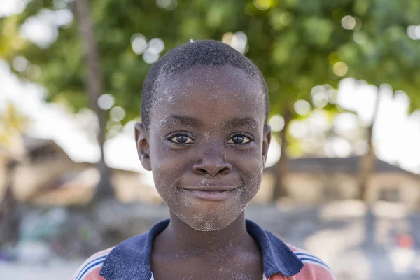Zanzibar Tanzânia Dezembro 2019 Desconhecido Menino Feliz Africano Uma Rua — Fotografia de Stock