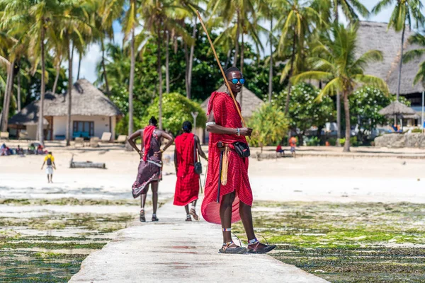 Sansibar Tansania Dezember 2019 Afrikanische Masai Traditioneller Kleidung Stehen Strand — Stockfoto