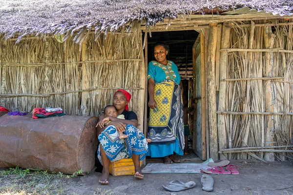 Zanzibar Tanzanie Prosince 2019 Africká Rodina Slámy Ulici Zanzibar Tanzanie — Stock fotografie