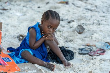 Zanzibar, Tanzanya - 11 Ocak 2020: Doğu Afrika, Tanzanya 'daki Zanzibar adasındaki tropik plajda genç Afrikalı kız
