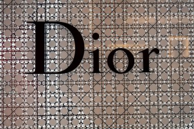 Hanoi, Vietnam - Mart 01, 2020: Shoping Mall of Hanoi, Vietnam 'daki Dior mağazasında Dior' un işareti. Aynı zamanda Louis Vuitton 'un da başkanı olan Bernard Arnault tarafından yönetilen bir Fransız şirketi..