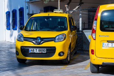 Bodrum, Türkiye - Eylül 09, 2019: Eski Bodrum, Türkiye 'de bir sokağa park edilmiş sarı taksi araçları