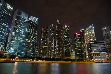 Singapur şehri, Singapur - 27 Mart 2019: Singapur Skyline ve Marina Körfezi 'ndeki gökdelenleri gece görüşü. Finans bölgesinin Singapur şehri