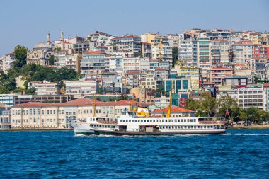 İstanbul, Türkiye - 29 Temmuz 2015: Eminonu Limanı, Beyoğlu tarihi mimari ve deniz limanı İstanbul, Türkiye 'deki Golden Horn körfezi üzerinde