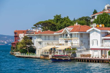 İstanbul, Türkiye - 29 Temmuz 2015: Eminonu Limanı, Beyoğlu tarihi mimari ve deniz limanı İstanbul, Türkiye 'deki Golden Horn körfezi üzerinde