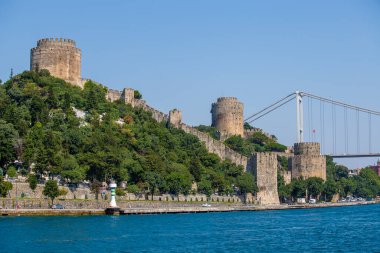 İstanbul, Türkiye - 29 Temmuz 2015: İstanbul, İstanbul, İstanbul 'daki Rumeli Kalesi. Rumeli Kalesi Boğaz 'ın en popüler yerlerinden biri..