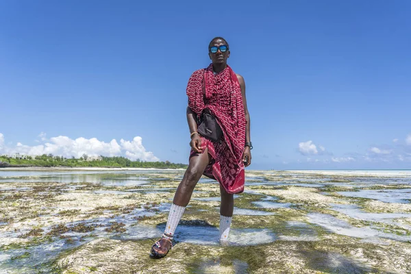 Sansibar Tansania Dezember 2019 Afrikanische Masai Traditioneller Kleidung Stehen Strand — Stockfoto