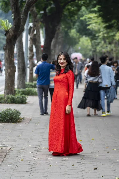 Hanoi Wietnam Marzec 2020 Piękna Wietnamka Czerwonej Sukience Ulicy Starym — Zdjęcie stockowe
