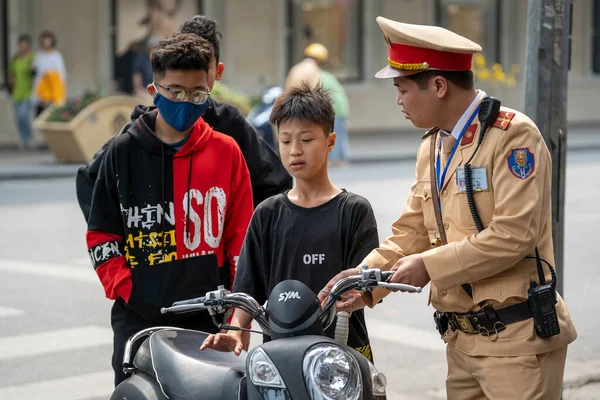 越南河内 2020年3月1日 越南警察在越南河内老城拦截了一名骑摩托车的男孩 原因是他违反了交通规则 — 图库照片