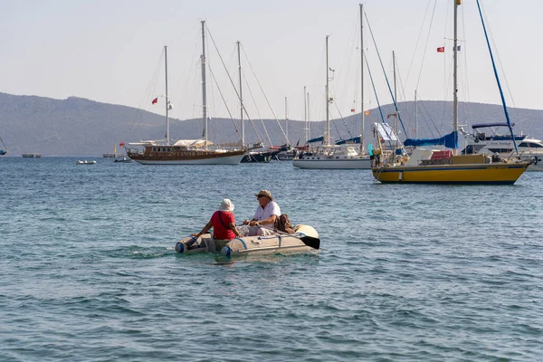 Bodrum Turquia Setembro 2019 Homem Idoso Uma Mulher Barco Inflável — Fotografia de Stock