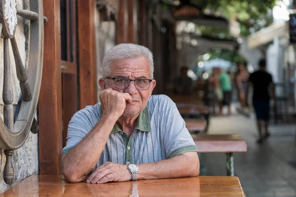 Bodrum Turquia Setembro 2019 Homem Turco Velho Descansa Café Rua — Fotografia de Stock