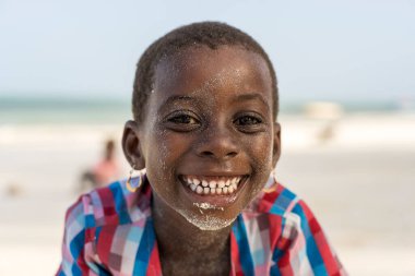 Zanzibar, Tanzanya - 15 Ocak 2020: Doğu Afrika, Tanzanya 'daki Zanzibar adasında denize yakın tropik bir plajda genç Afrikalı kız
