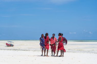 Zanzibar, Tanzanya - 12 Aralık 2019: Geleneksel giysiler giymiş Afrikalı grup masai, Zanzibar, Tanzanya, Doğu Afrika 'da, kumsalda, okyanus kıyısında duruyor.
