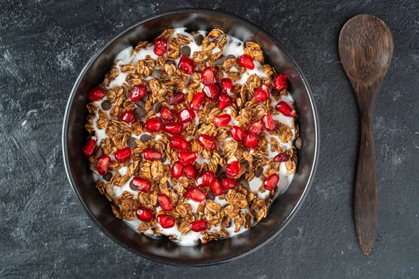 Granola Met Havermout Gedroogd Fruit Honing Rozijnen Chocolade Chips Noten — Stockfoto