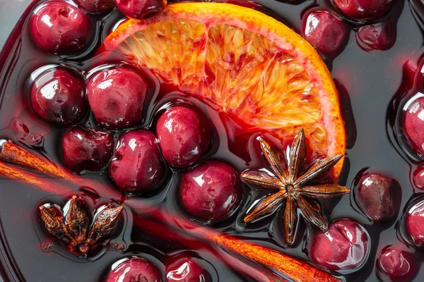 Roter Glühwein Oder Punsch Mit Orangen Und Anisstern Und Zimt — Stockfoto