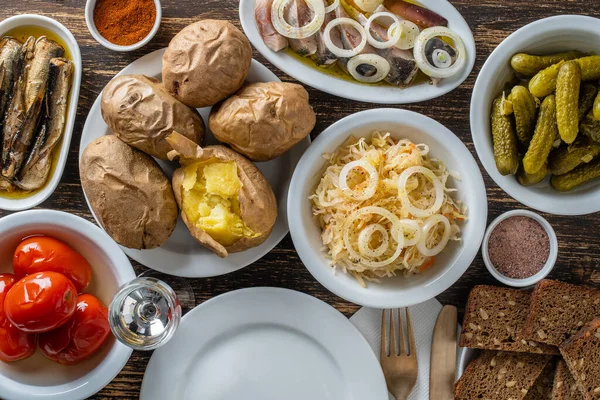 Einfaches Rustikales Ukrainisches Essen Auf Holztisch Nahaufnahme Draufsicht Vielfalt Gekochtem — Stockfoto