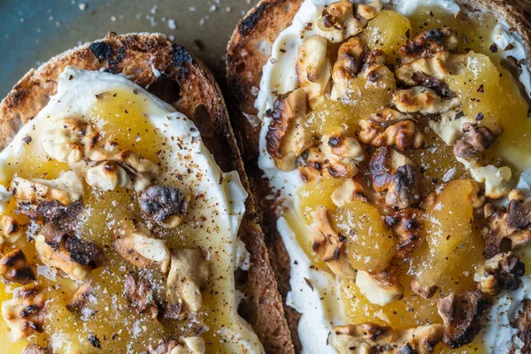Два Хлебных Тоста Сливочным Сыром Жареные Грецкие Орехи Мед Перец — стоковое фото