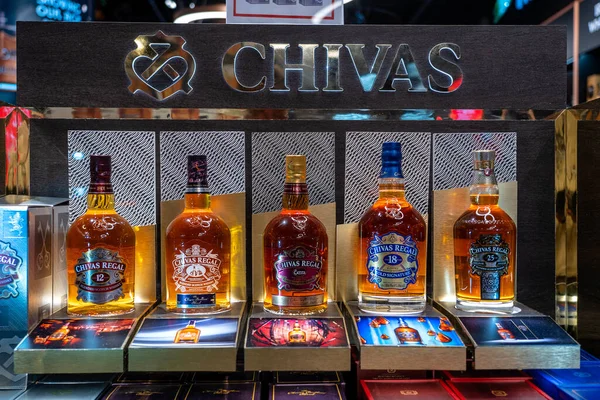 Muscat Omán Enero 2020 Botellas Whisky Escocés Chivas Regal Estante —  Fotos de Stock