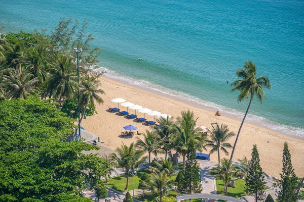 ベトナムのNha Trang 2020年3月30日 ベトナムのNha Trangのリゾートタウンにある海の水とヤシの木のある砂浜の空中ビュー — ストック写真