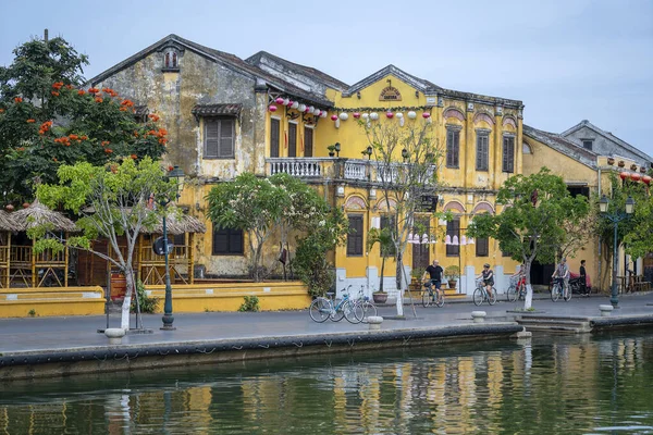 Hoi Vietnam Maart 2020 Europese Toeristen Fietsen Weg Bij Rivier — Stockfoto