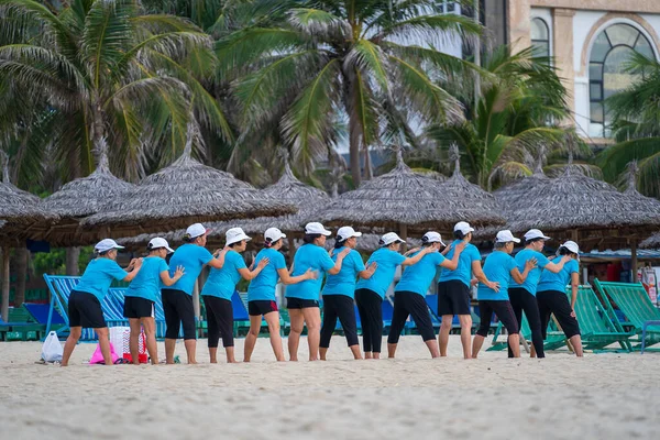 Danang Wietnam Czerwca 2020 Wietnamczycy Wykonują Ćwiczenia Fizyczne Plaży Świcie — Zdjęcie stockowe