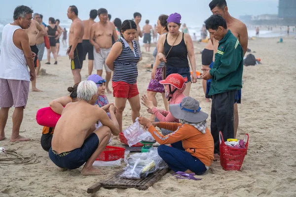 Danang Vietnam Junio 2020 Los Vietnamitas Playa Compran Mariscos Pescadores —  Fotos de Stock