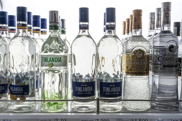 Muscat Omán Enero 2020 Botellas Vodka Finlandia Vodka Russian Standard —  Fotos de Stock