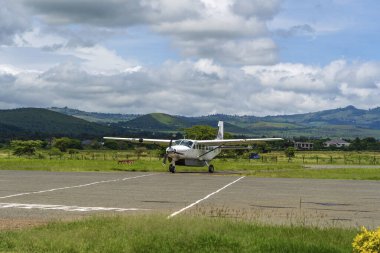 Arusha, Tanzanya - 28 Aralık 2019: Arusha havaalanından önce küçük pervaneli uçak, Tanzanya, Doğu Afrika