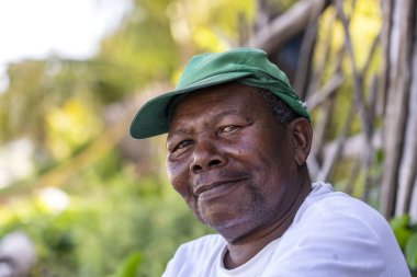 Zanzibar, Tanzanya - Ocak 03, 2020: Doğu Afrika, Tanzanya 'daki Zanzibar adasının sokak pazarındaki Afrikalı adam