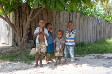 Zanzibar, Tanzanya - Ocak 04, 2020: Bilinmeyen Afrikalı genç mutlu çocuklar Zanzibar Adası, Tanzanya, Doğu Afrika 'da bir sokakta