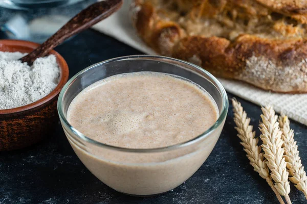 Gistvrij Zuurdesem Brood Bloem Water Glazen Pot Met Deeg Zuurdesem — Stockfoto