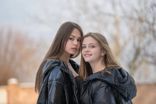 Portrait Two Charming Young Girls Outdoors Close Happy Young Couple — Stock Photo, Image