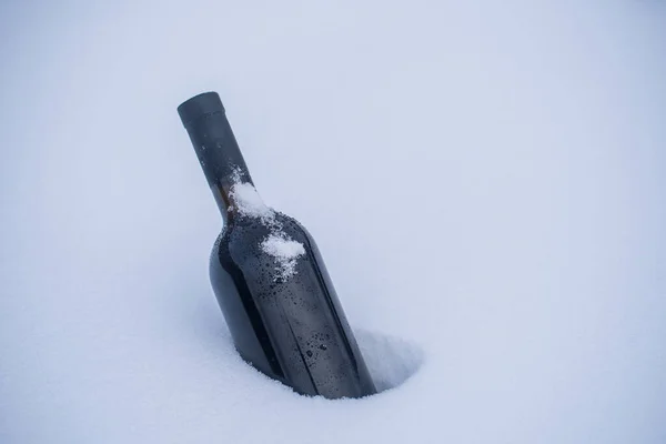 Eine Flasche Rotwein Auf Einem Bett Aus Schnee Und Weißem — Stockfoto