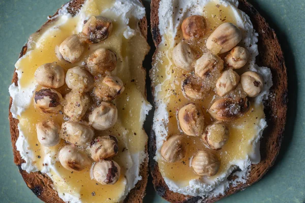 Zwei Brottoasts Mit Frischkäse Gerösteten Haselnüssen Honig Pfeffer Und Salz — Stockfoto