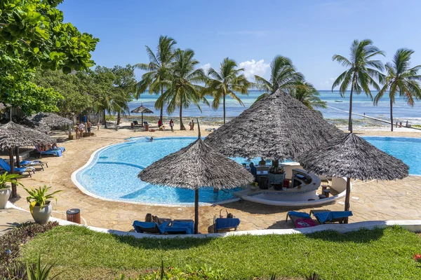 Zanzibar Tanzânia Janeiro 2020 Piscina Resort Tropical Perto Mar Ilha — Fotografia de Stock