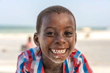 Zanzibar, Tanzanya - 15 Ocak 2020: Doğu Afrika, Tanzanya 'daki Zanzibar adasındaki tropik plajda genç Afrikalı kız