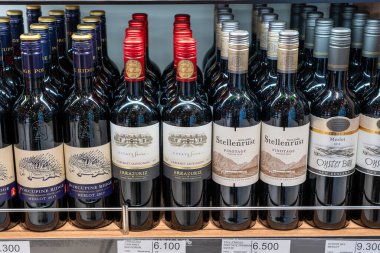 Muscat, Umman - 19 Ocak 2020: Cabernet Sauvignon şarapları Muscat, Umman 'daki gümrüksüz hava alanında bir rafta duruyor.