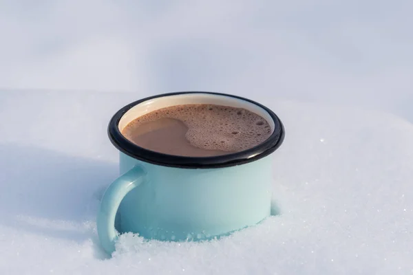 Boisson Cacao Chaud Sur Lit Neige Fond Blanc Gros Plan — Photo