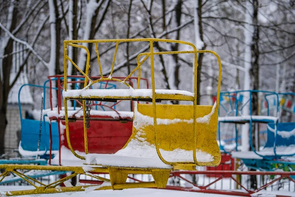 Baba Hinták Egy Játszótéren Takarva Tiszta Egy Téli Napon Városi — Stock Fotó