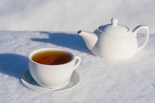 Xícara Branca Chá Quente Bule Chá Uma Cama Neve Fundo — Fotografia de Stock