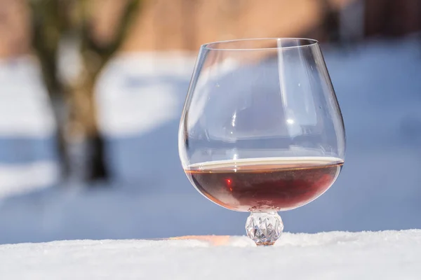 Glas Cognac Auf Einem Bett Aus Schnee Und Weißem Hintergrund — Stockfoto