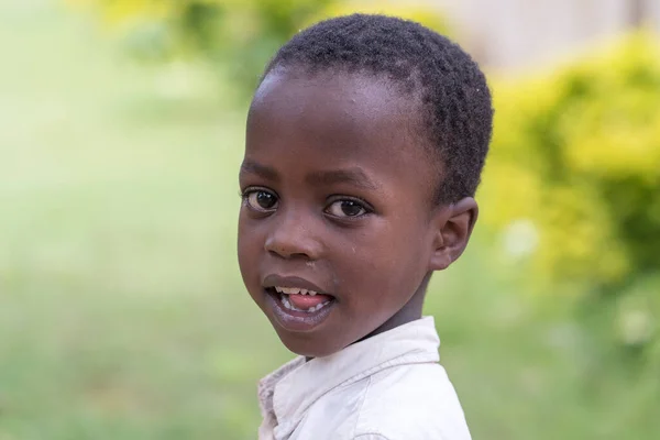 Arusha Tanzania Diciembre 2019 Niño Feliz Africano Desconocido Una Calle —  Fotos de Stock