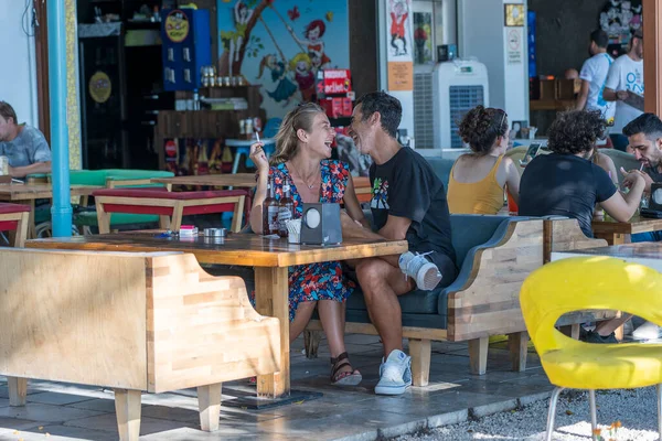 Bodrum Turquía Septiembre 2019 Hombre Una Mujer Disfrutan Ríen Café —  Fotos de Stock