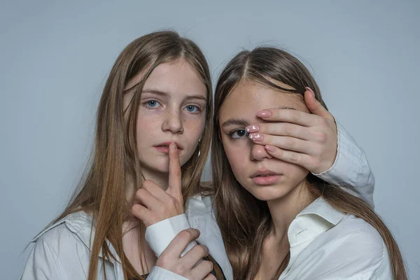 Portrét Dvou Okouzlujících Mladých Dívek Uvnitř Zblízka — Stock fotografie